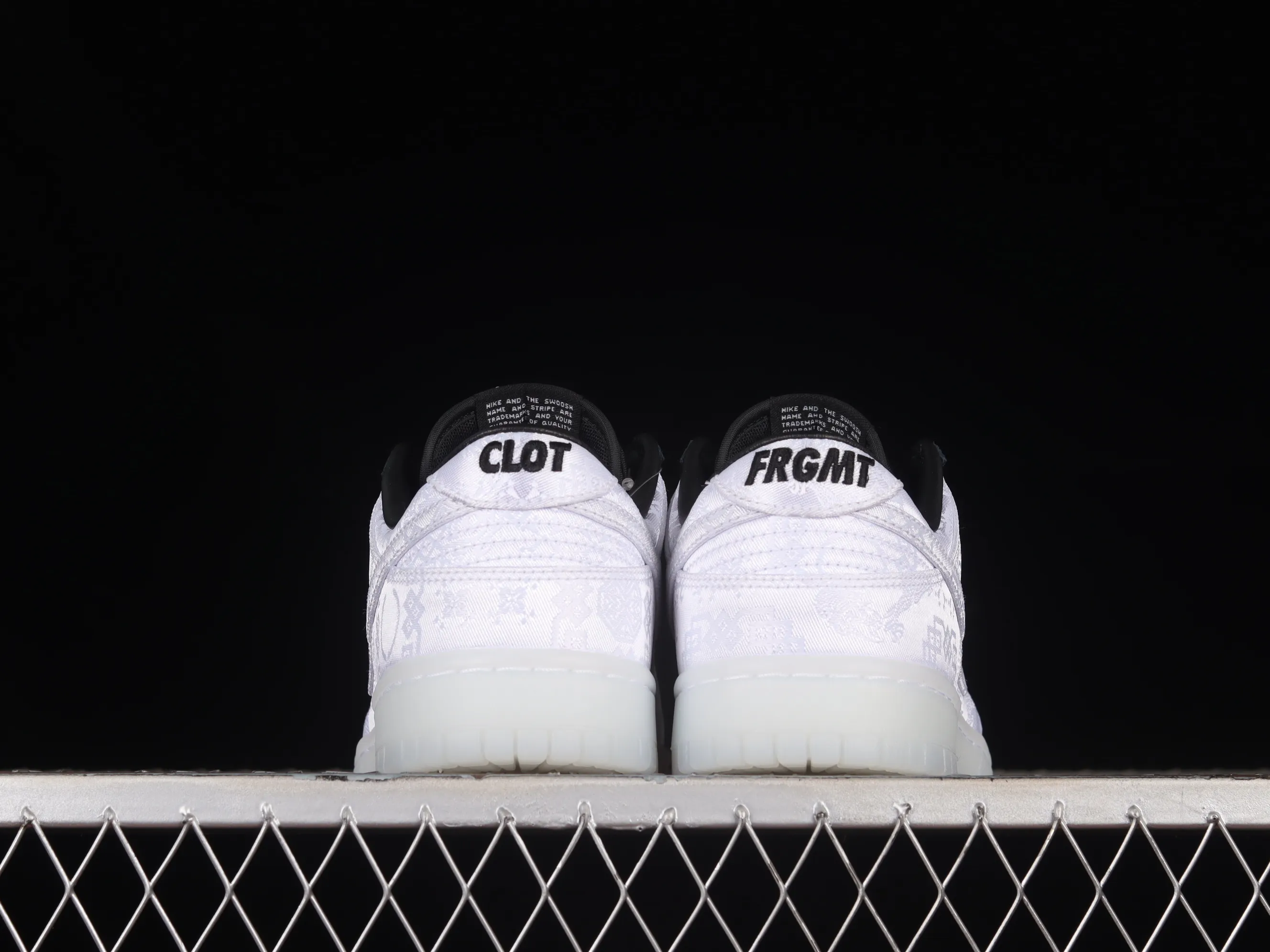 All Categories Nk SB Dunk Series Nk SB Dunk Low Low-top sneakers LW version Nk Dunk Low x Fragment
